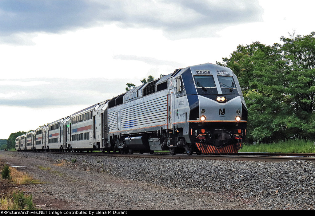 NJT 4032 on train 5533